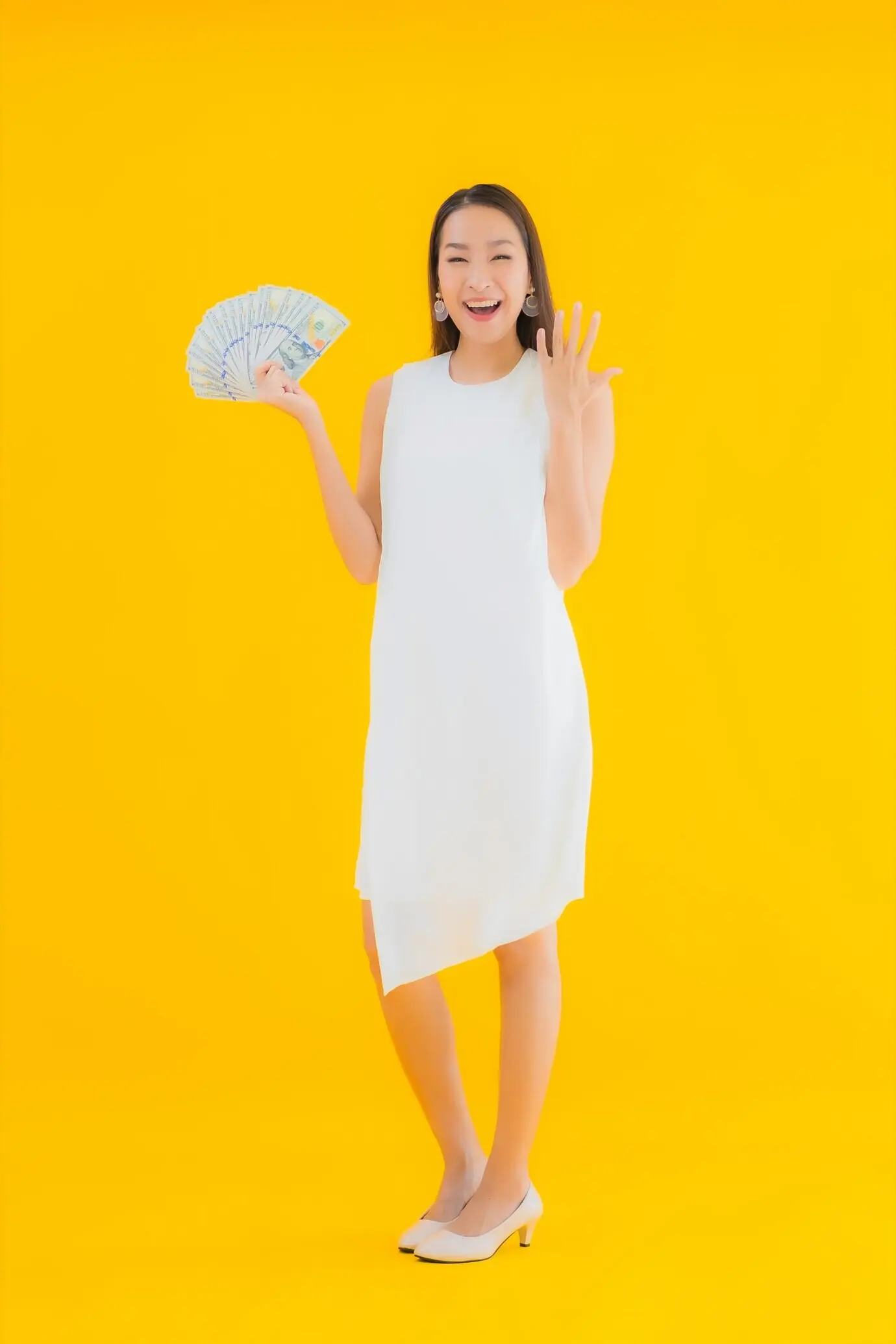 Porträt einer schönen jungen asiatischen Frau mit Bargeld.